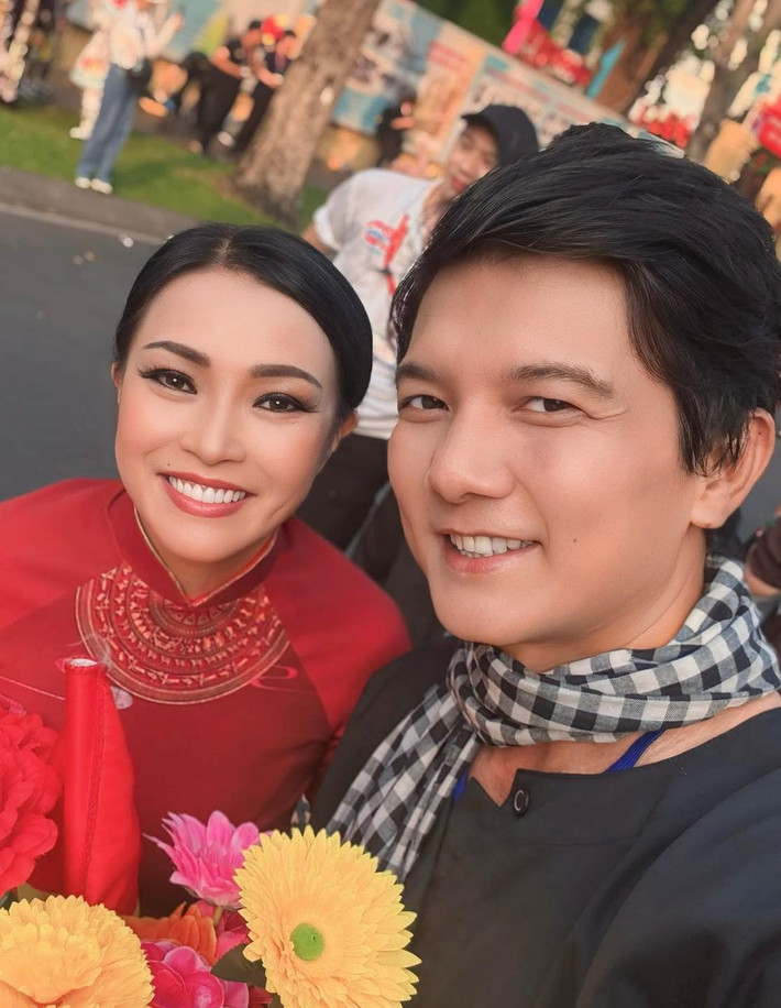 Khối văn nghệ sĩ, với sự tham gia của các nghệ sĩ nổi tiếng, đã thể hiện tinh thần đoàn kết và lòng yêu nước qua từng bước chân diễu hành.