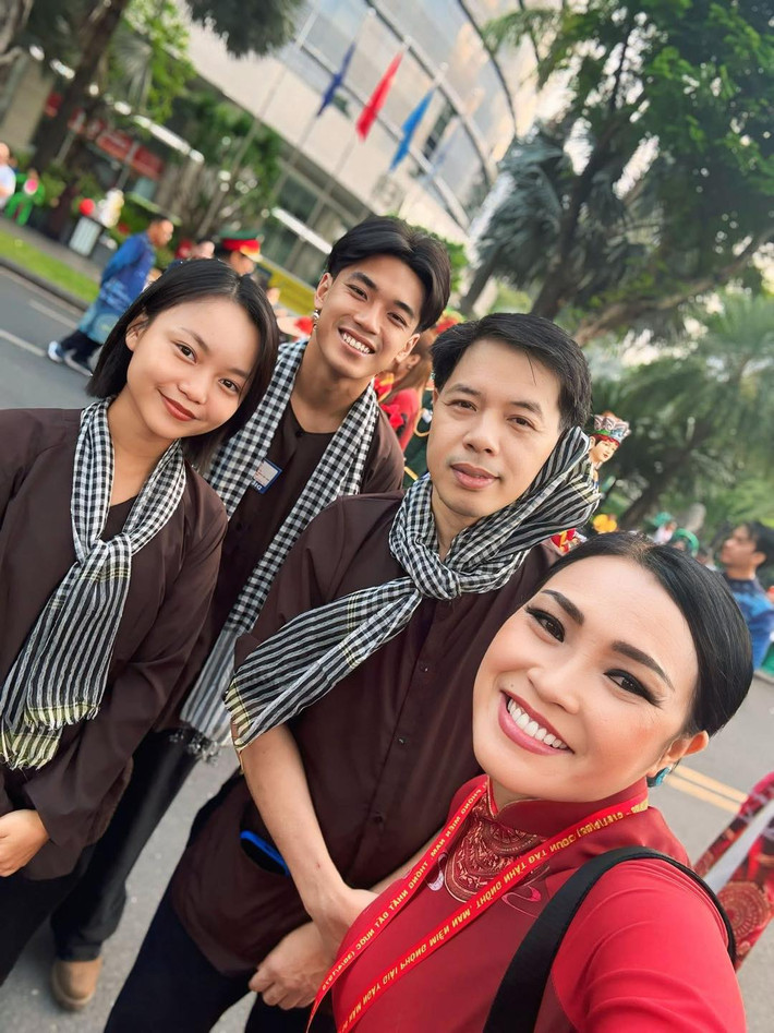 Nhiều nghệ sĩ chia sẻ cảm xúc xúc động khi được khoác lên mình những bộ trang phục truyền thống, hòa mình cùng dòng người bước đi trên đại lộ Lê Duẩn lịch sử.