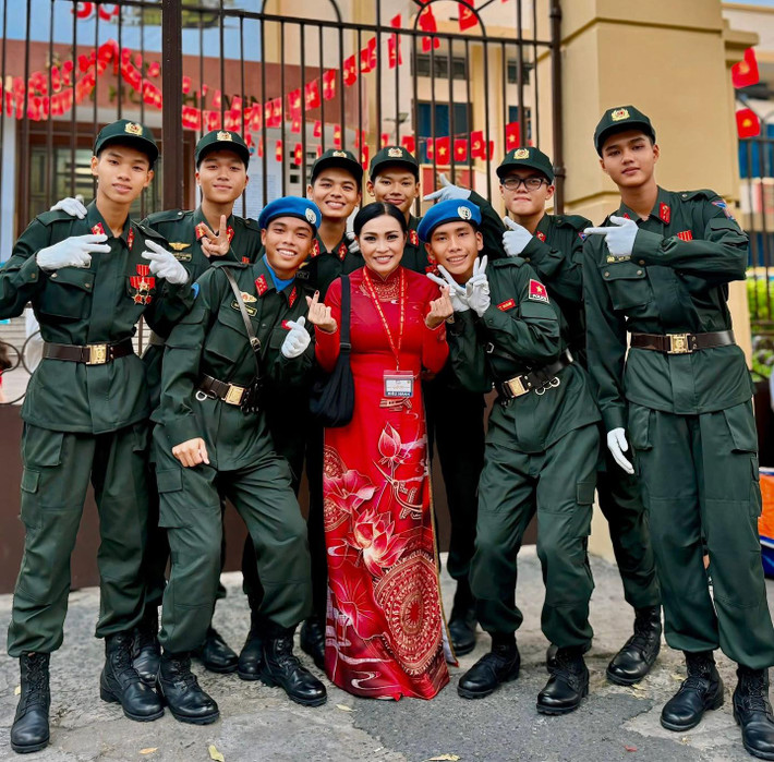 Ca sĩ Phương Thanh chụp ảnh kỉ niệm cùng các chiến sĩ trong đội ngũ diễu binh, diễu hành.