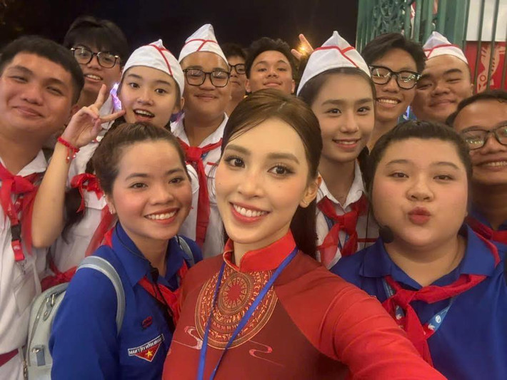Không khí hân hoan, tự hào của Đại lễ kỷ niệm 50 năm ngày Giải phóng miền Nam, thống nhất đất nước đã lan tỏa khắp mọi miền Tổ quốc. Trong dịp trọng đại này, không chỉ người dân mà nhiều nghệ sĩ Việt cũng thể hiện tình cảm thiêng liêng dành cho Tổ quốc bằng những cách rất đặc biệt: có người trực tiếp góp mặt trong lễ diễu binh, diễu hành, có người không quản ngại đêm khuya để xếp hàng hòa vào biển người xem trực tiếp. Hoa hậu Tiểu Vy chụp cùng hội chị em nghệ sĩ và giao lưu với các khối nữ, sẵn sàng cho lễ diễu binh diễu hành tại Đại lễ 30/04.