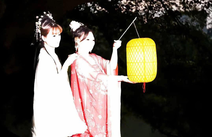 Hiệu ứng ánh sáng khiến gương mặt họ trông "ma mị" hơn là thần tiên, khiến nhiều cư dân mạng phải giật mình.