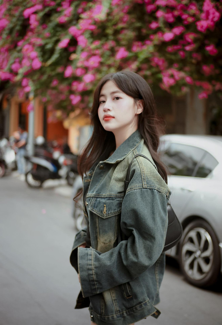 Cô nàng theo đuổi phong cách nữ tính, nhẹ nhàng. Thời gian gần đây, Út Quyên cũng thử sức với những item mang nét nổi loạn, cá tính hơn như thiết kế áo khoác jean hay những chiếc quần short.