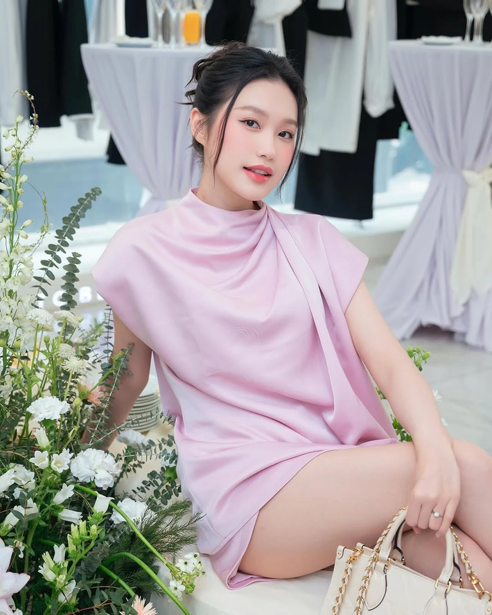 Cô hiện theo đuổi công việc người mẫu và kinh doanh.