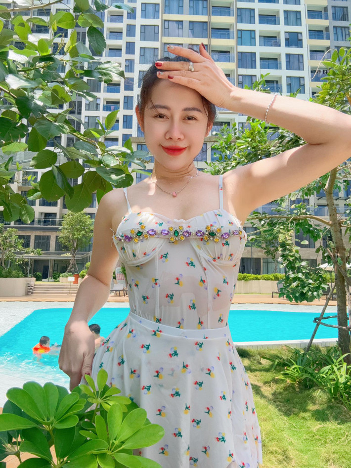 Trong bộ trang phục bơi hai dây nhẹ nhàng với họa tiết hoa nhí, Việt Phương Thoa toát lên vẻ đẹp ngọt ngào nhưng không kém phần quyến rũ.