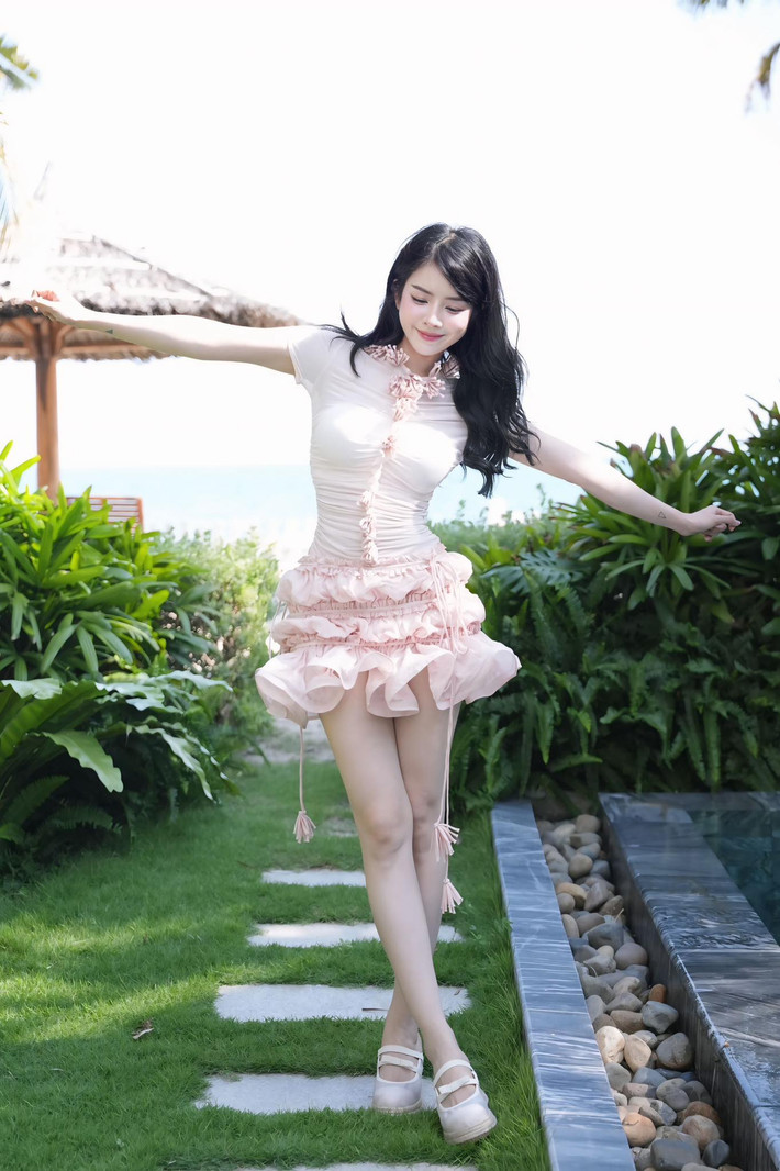 Hành động của DJ Mie không chỉ là sự tri ân lịch sử, mà còn truyền cảm hứng cho giới trẻ: yêu nước không nhất thiết phải bằng những lời lẽ đao to búa lớn – đôi khi chỉ là khoảnh khắc khoác lên mình tà áo dài truyền thống và mỉm cười trước lá cờ Tổ quốc.