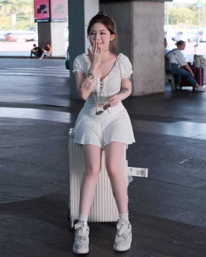 Hình ảnh mới nhất của cô nàng bên hồ bơi nhanh chóng thu hút hàng ngàn lượt thả tim và bình luận khen ngợi.
