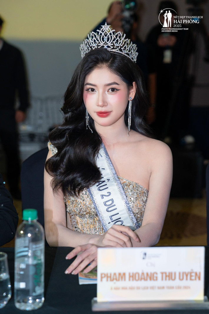 Nhờ những thành tích đạt được, cô nàng thưỡng xuyên được mời làm giám khảo, khách mời danh dự của nhiều cuộc thi nhan sắc khác nhau.