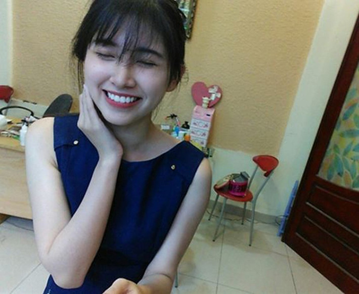 Cô gái đó Phạm Hoàng Thu Uyên, sinh năm 1997 tại Hải Phòng. Thời điểm nổi tiếng bất đắc dĩ, Thu Uyên đang theo học năm nhất tại một trường đại học tại Hà Nội.