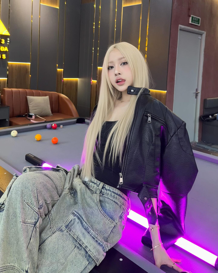 Huyền Diệu được nhận xét sở hữu gương mặt hao hao Rosé (BlackPink). Bức ảnh cô nàng check in tại đêm nhạc Born Pink từng "gây sốt" trên MXH.