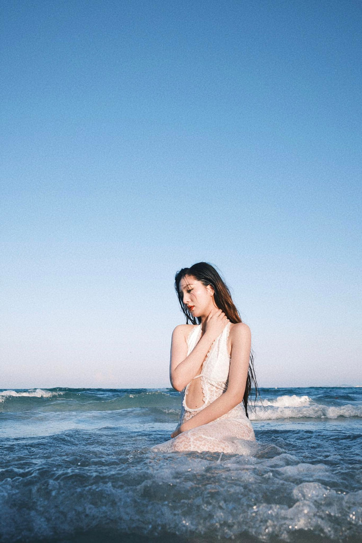 Thiết kế ren ôm sát, mỏng nhẹ như sương khói tôn lên vẻ đẹp mong manh mà quyến rũ, khiến cô nàng trông như một nàng tiên bước ra từ sóng nước.