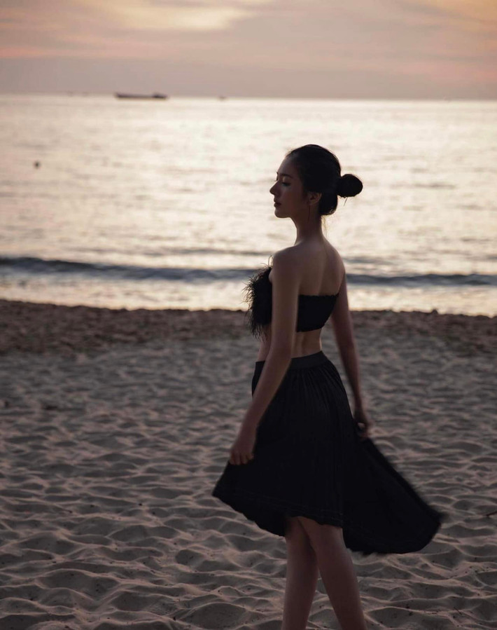 Mặc dù sinh con chưa lâu, thế nhưng nàng mẫu đã nhanh chóng lấy lại vóc dáng. Thậm chí nhan sắc của cô nàng còn được nhận xét thăng hạng hơn cả thời con gái.