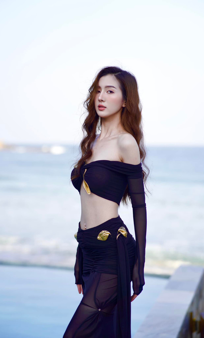 Đường cong cơ thể quyến rũ của Tuệ Như đã khiến cho netizen không thể rời mắt. Cô nàng từng tiết lộ số đo 3 vòng là: 80, 65, 96 cm.