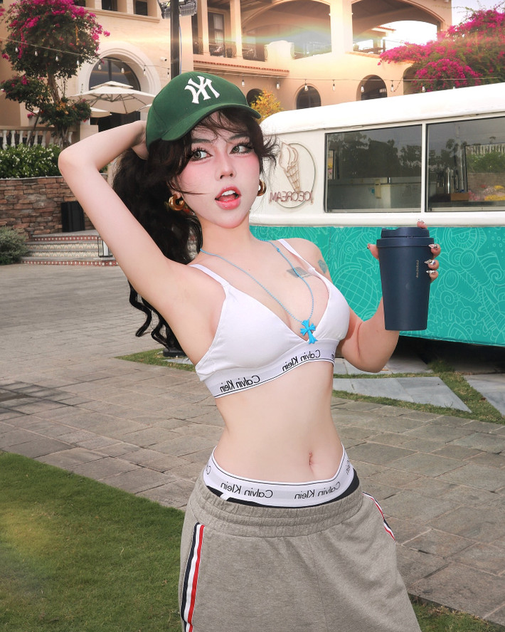Bảo Khuyên Susan hiện là một trong những hot girl nổi bật tại Sài Gòn với phong cách thời trang đa dạng, từ dễ thương, quyến rũ cho đến cá tính táo bạo.