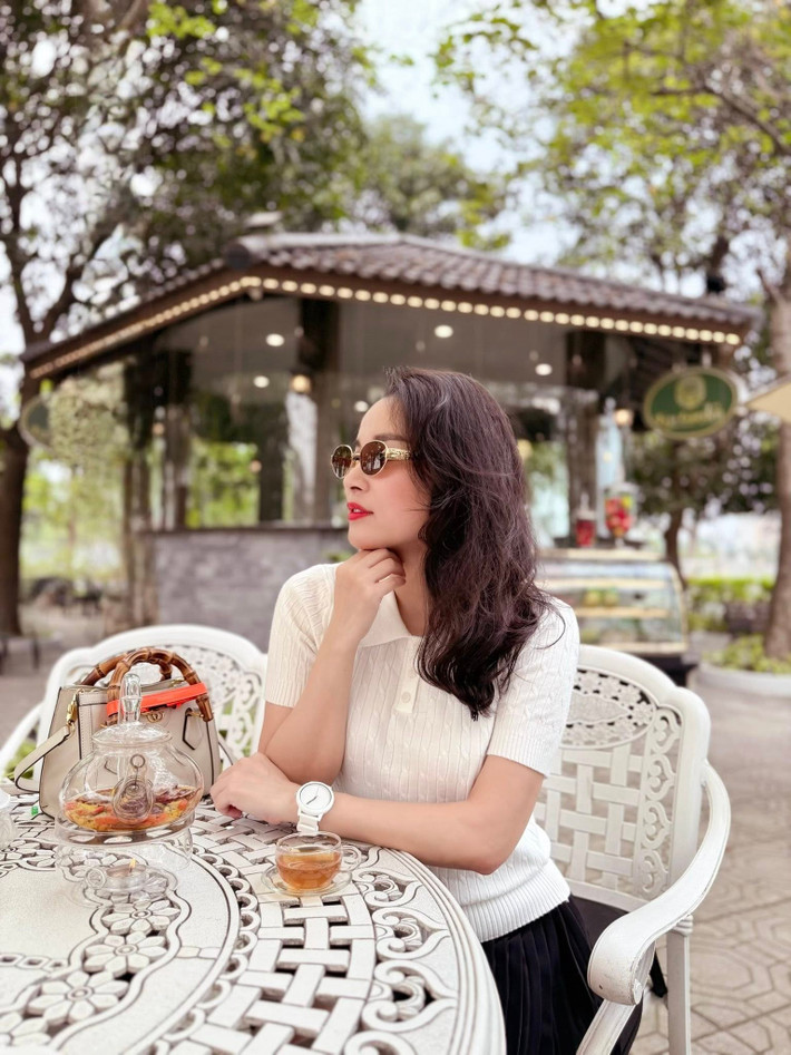 Thời điểm đó, là một diễn viên trẻ tiềm năng, thế nhưng Minh Hương quyết định không còn xuất hiện với vai trò diễn viên trên màn ảnh nhỏ mà tập trung vào công việc của một MC, BTV kênh truyền hình Công an Nhân dân - ANTV.