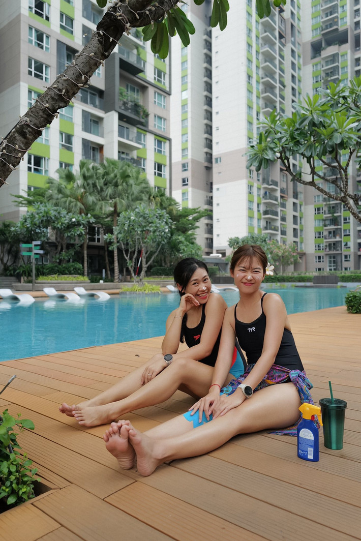 Điểm nhấn đáng yêu là bông hoa cài trên tóc, mang đến vẻ đẹp tràn đầy sức sống.