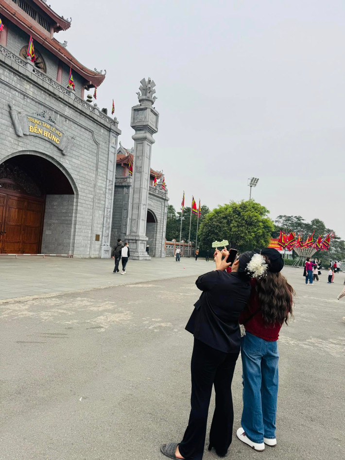 Lễ hội Đền Hùng là dịp quan trọng để người dân tưởng nhớ công lao dựng nước của các Vua Hùng, và sự xuất hiện của que kem mô phỏng biểu tượng Đền Hùng chính là một cách sáng tạo để gìn giữ, lan tỏa giá trị truyền thống theo phong cách hiện đại, gần gũi với giới trẻ.