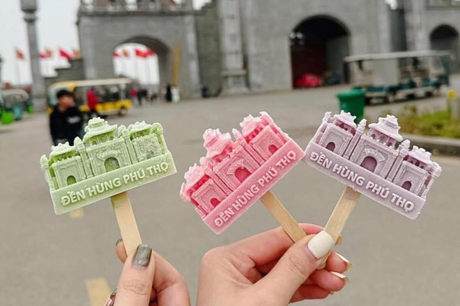 Thay vì những kiểu kem truyền thống, món kem này khiến ai cũng phải trầm trồ bởi thiết kế mô phỏng chính cổng vào Đền Hùng – một biểu tượng quen thuộc của người Việt.