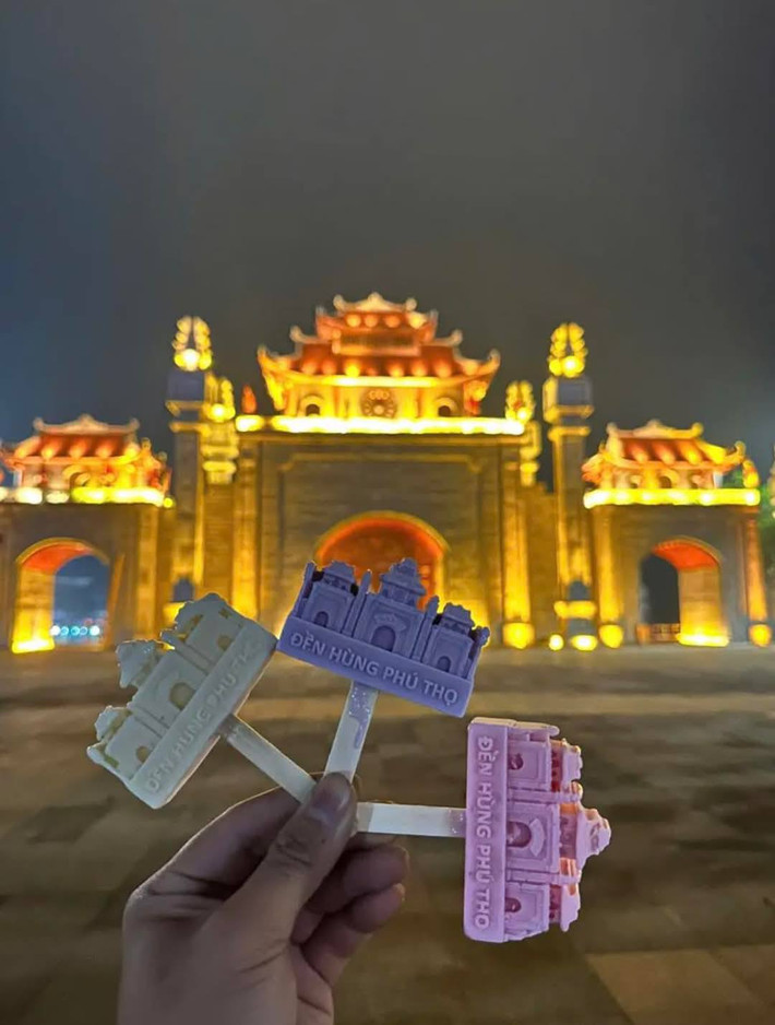 Từng đường nét trên que kem được tạo hình tinh xảo, kết hợp với màu sắc bắt mắt, khiến món ăn trở nên hấp dẫn hơn bao giờ hết.