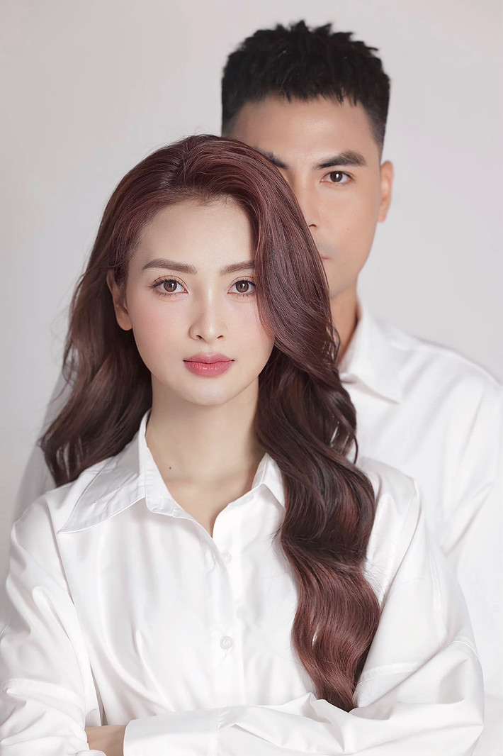 Không dừng lại ở đó, vào ngày 8/3/2025, cặp đôi tiếp tục thực hiện bộ ảnh chung với phong cách trẻ trung, năng động, thể hiện sự gắn kết và tình cảm bền chặt. Sự kết hợp giữa một cầu thủ tài năng và một MC duyên dáng khiến họ nhanh chóng trở thành tâm điểm chú ý.