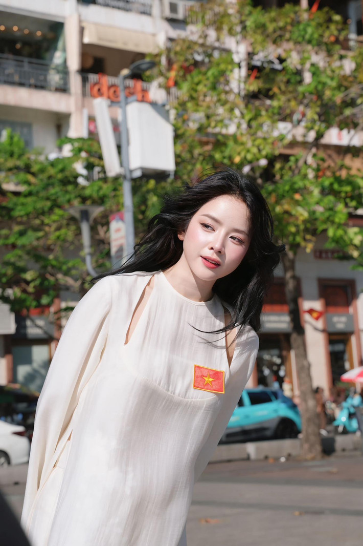 Chi tiết cut-out khéo léo, tinh tế là điểm nhấn của mẫu áo dài này. Đây là sự kết hợp hài hoà giữa yếu tố truyền thống và hiện đại.