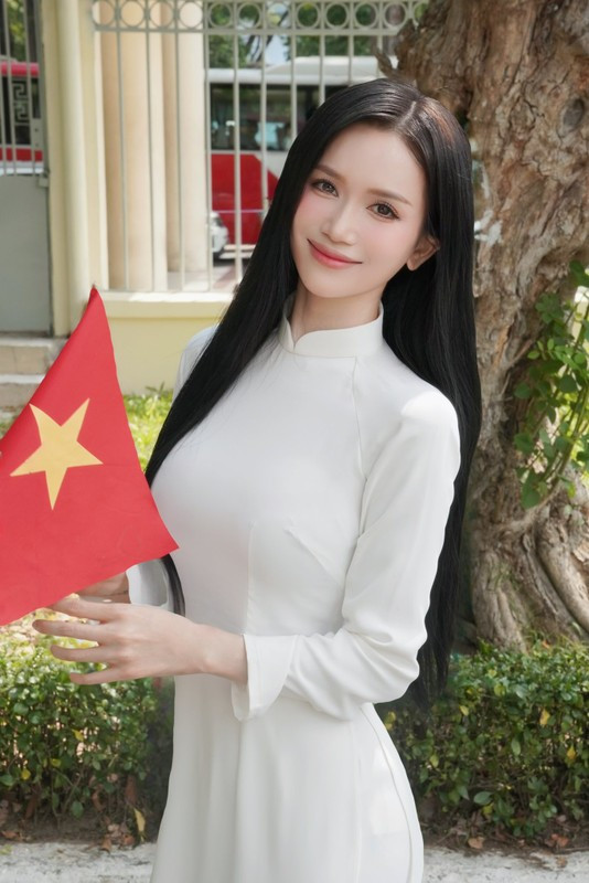 Diện áo dài trắng truyền thống, mái tóc đen suôn mượt, gương mặt rạng rỡ cùng nụ cười dịu dàng, Sĩ Thanh tái hiện trọn vẹn hình ảnh người con gái Việt Nam dịu dàng, kiêu hãnh và đầy tự hào.