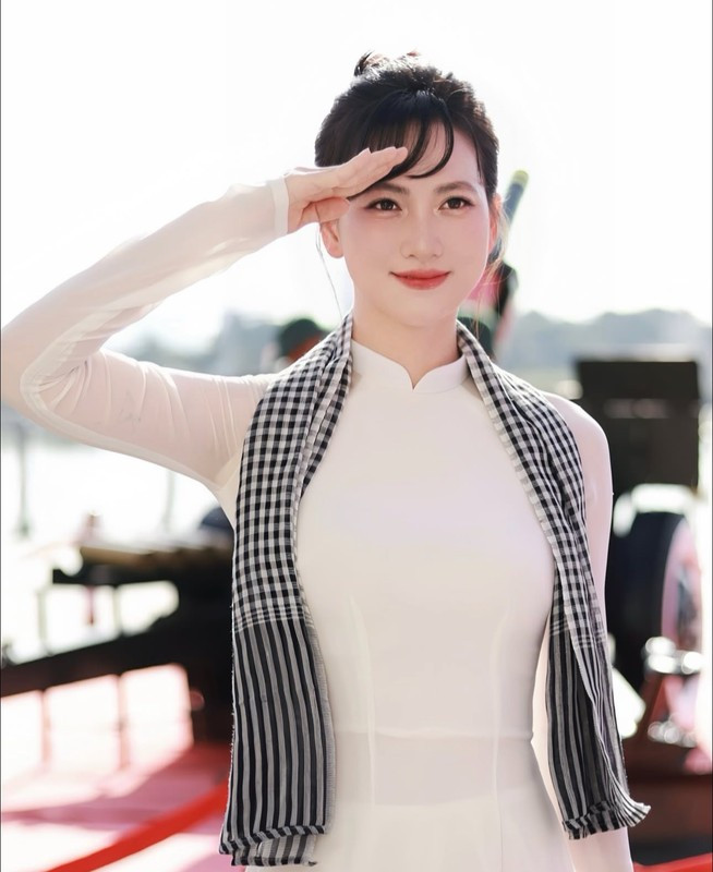 Hưởng ứng tháng tư mang màu sắc lịch sử - tháng chào mừng ngày 30/4 - cột mốc vàng son trong lịch sử dân tộc, Phương Anh Đào khiến công chúng xuýt xoa khi xuất hiện đầy rạng rỡ trong tà áo dài trắng truyền thống.