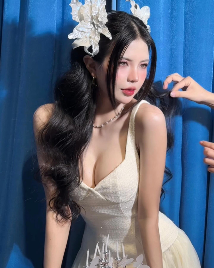 Với mỗi lần lên sóng, Mai Dora luôn biết cách "gây bão" cộng đồng bằng gu thời trang táo bạo nhưng không kém phần sang trọng.