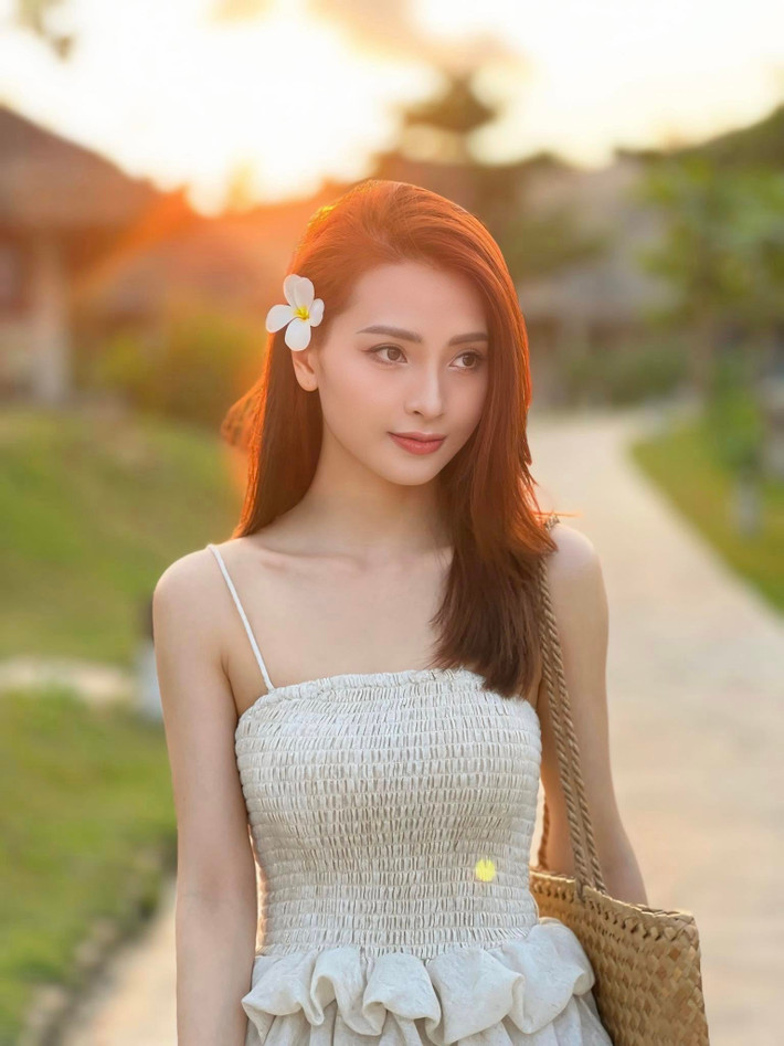 Từ khoảnh khắc thả dáng bên khung cảnh thiên nhiên đến nụ cười nhẹ nhàng khi đứng cạnh Đức Huy, Huyền Trang khiến cư dân mạng không khỏi xuýt xoa: “Visual ngày càng lên hương”, “Đúng chuẩn ‘nàng thơ’ khi yêu”…