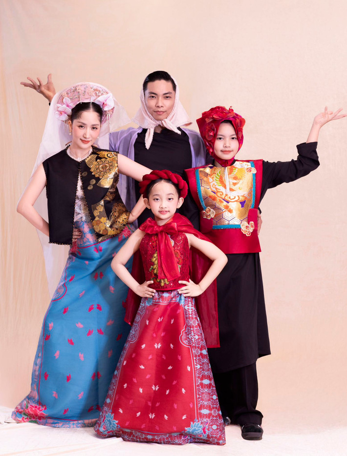 Các thành viên còn tinh nghịch đổi áo và phụ kiện cho nhau, tạo nên những khoảnh khắc gia đình đáng nhớ.