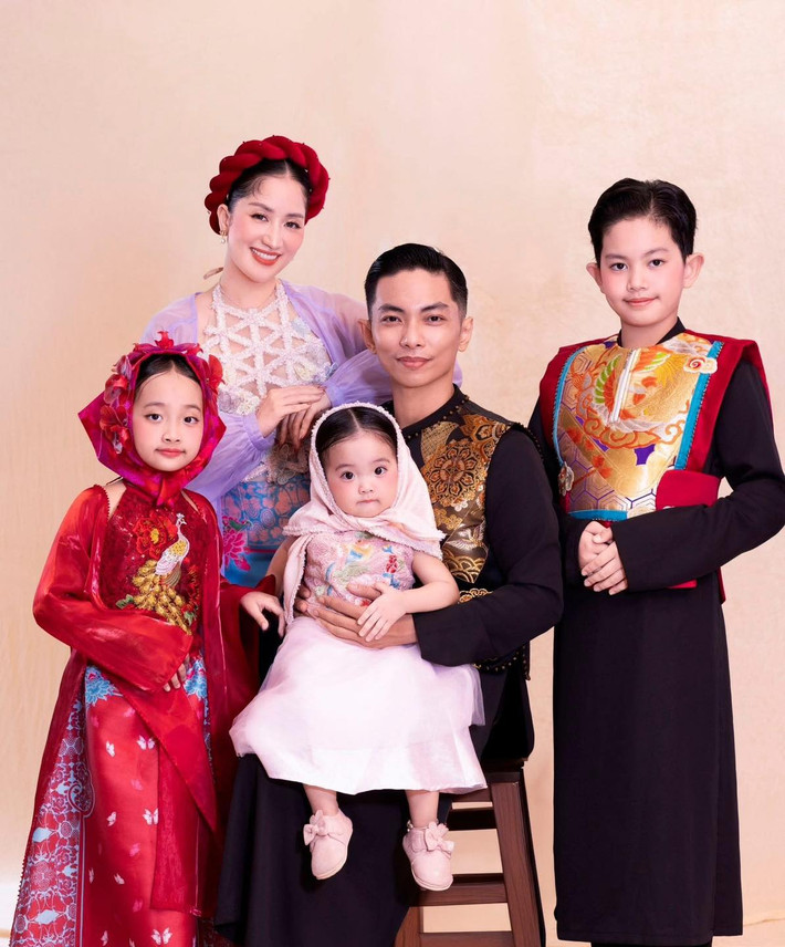 Lấy cảm hứng từ trang phục truyền thống với áo dài, khăn xếp, kết hợp với sự cách điệu hiện đại, cả gia đình Khánh Thi - Phan Hiển đem đến màu sắc dân tộc cho bộ ảnh lần này.