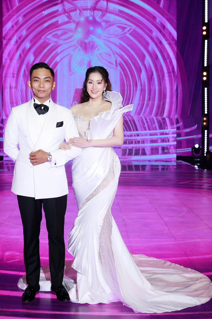 Khánh Thi và Phan Hiển là cặp đôi nổi tiếng trong làng dancesport Việt Nam, không chỉ bởi tài năng kiệt xuất mà còn bằng chuyện tình đặc biệt kéo dài hơn 13 năm. Từ một cô giáo và cậu học trò, họ vượt qua nhiều thử thách để trở thành bố mẹ ba con và những vận động viên dancesport đạt nhiều thành tích quốc tế.