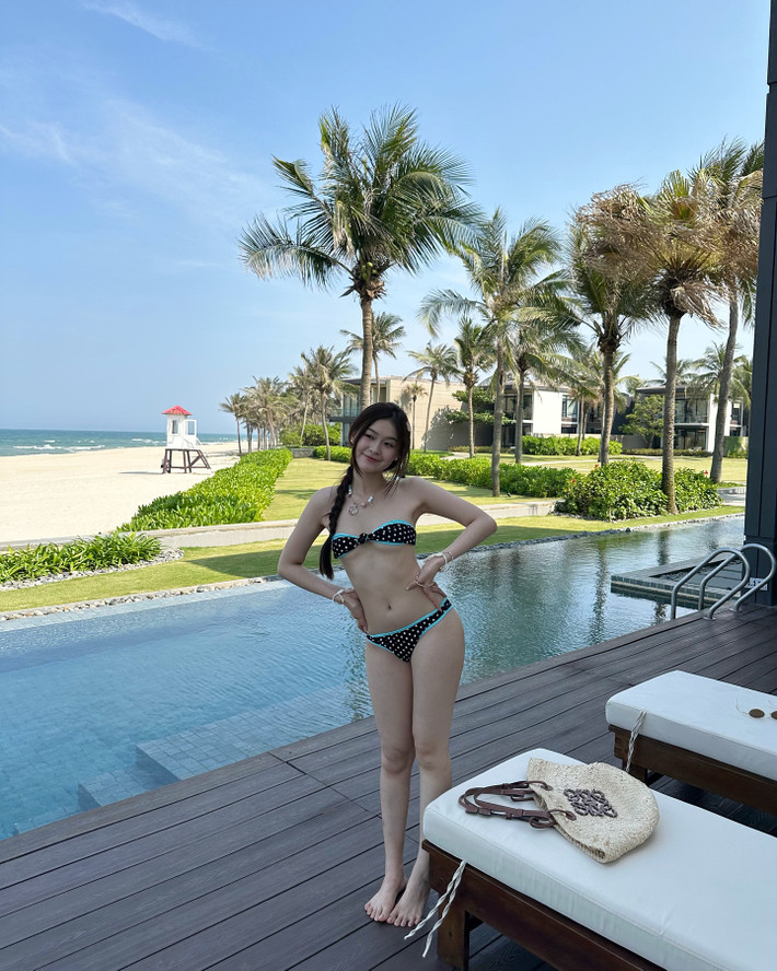 Phong cách của Mai Hương trong set đồ này mang đậm chất “nàng thơ mùa hè” – trẻ trung, nữ tính, gợi cảm nhưng không phản cảm.