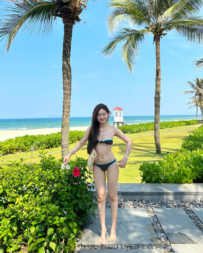 Thiết kế bikini được làm từ chất liệu co giãn nhẹ, ôm sát cơ thể mà không gây khó chịu. Phom nhỏ nhưng khéo léo “khoe có chừng mực”, giúp Mai Hương giữ được hình ảnh dễ thương, vừa mắt.