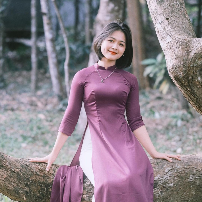 Cô nàng rất hợp với trang phục áo dài truyền thống. Vẻ ngoài ngọt ngào đáng yêu, kết hợp với vẻ đẹp đoan trang dịu dàng của tà áo dài mang lại hơi thở tươi mới, hiện đại nhưng cũng rất đằm thắm, duyên dáng.
