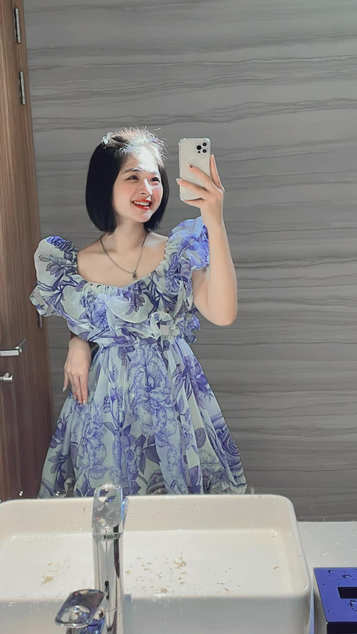 Cô nàng rất hợp với mái tóc ngắn.