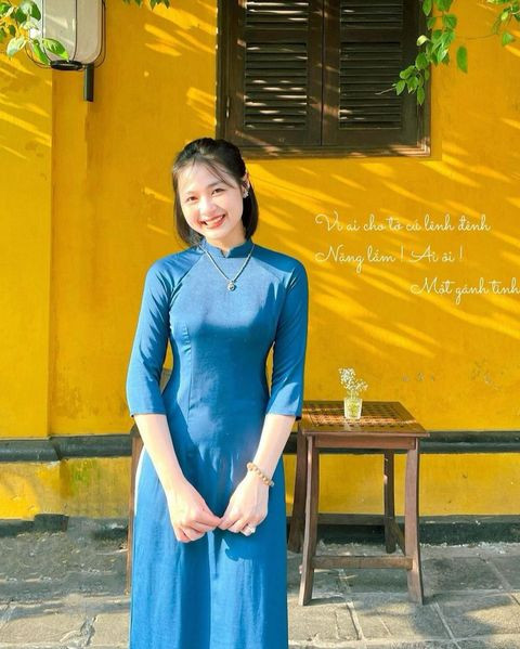 Trên trang cá nhân của mình, Thảo cũng thường đăng những hình ảnh cô bạn diện áo dài cùng nụ cười tươi hơn hoa là thương hiệu.