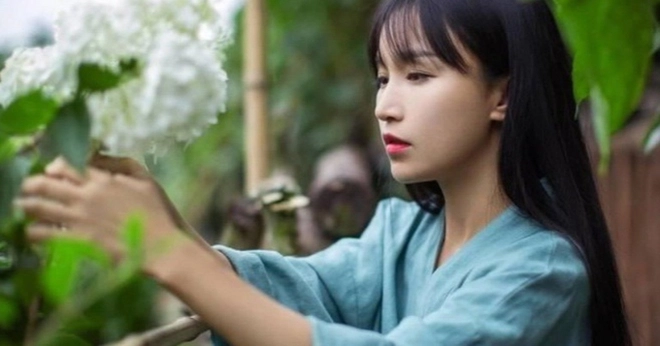 Lý Tử Thất nổi tiếng từ những video làm nông, làm những món ăn dân dã,...