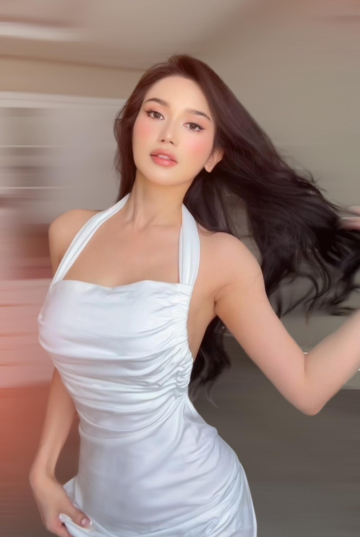 Tên tuổi Sĩ Thanh gắn bó với hình ảnh gợi cảm, không ngại hở bạo.