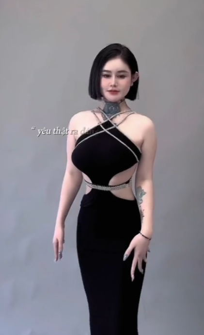 So với ngày nổi lên, Ngân Baby giờ đây nền nã hơn, gương mặt khác lạ và vóc dáng cũng thon gọn đáng kể.