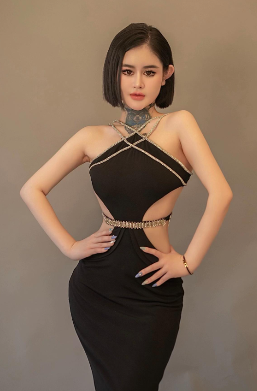 Cô nàng tập trung vào công việc kinh doanh.