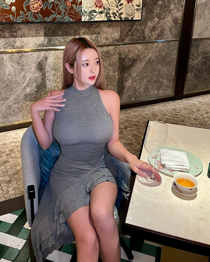 Sở hữu vòng 1 cực khủng, Seon Hee Eun biết cách tận dụng lợi thế cơ thể để trông thu hút hơn trong cách tạo dáng.