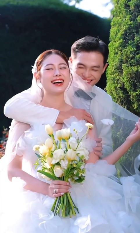 Cách đây gần 1 tuần, Việt Phương Thoa thông báo chính thức kết hôn trên trang cá nhân. Cô hạnh phúc chia sẻ: “Cái kết của 6 năm yêu nhau. Chúng ta chính thức có danh phận để chăm sóc gia đình của nhau".