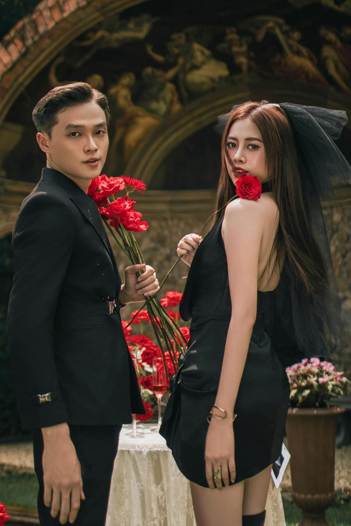 Được biết, cặp đôi đã chụp hình cưới với nhiều phong cách khác nhau, chính vậy những người theo dõi cả 2 rất mong ngóng những bộ hình cưới khác tiếp theo của nữ Tiktoker.