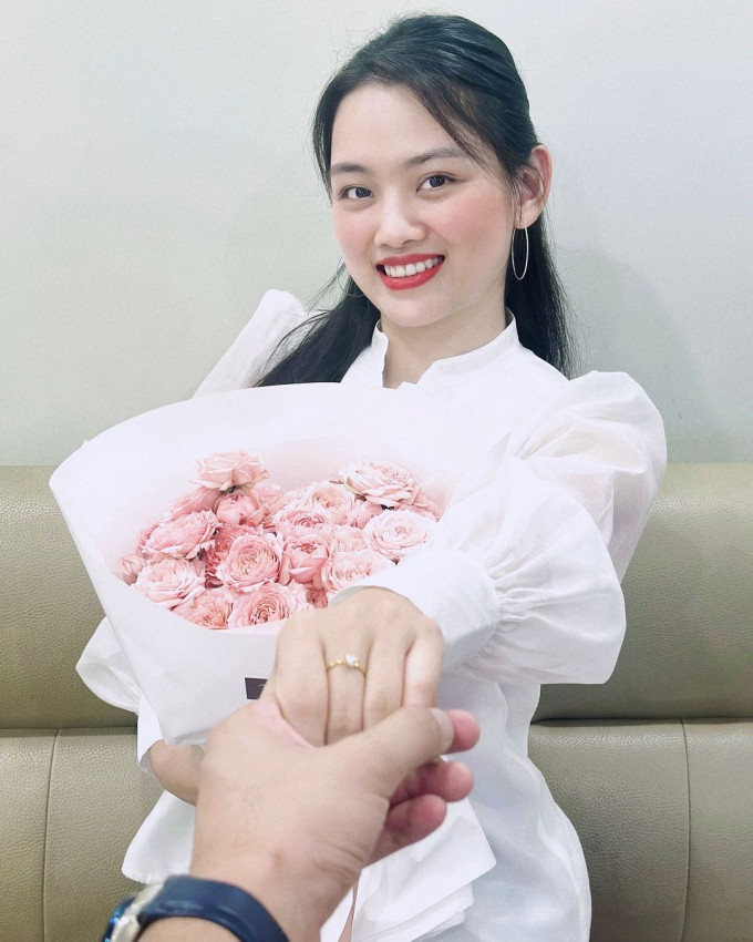Trước đó, vào tháng 9 vừa rồi, hoa khôi bóng chuyền Thu Hoài đã công khai khoe nhẫn trong bức ảnh chụp cùng bạn trai.