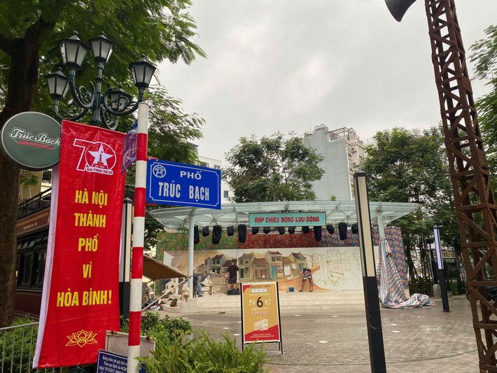 Bức tranh này là một phần của Dự án Leng Keng Di Sản, được đặt tại tại Khu phố ẩm thực đêm Đảo Ngọc Ngũ Xã.