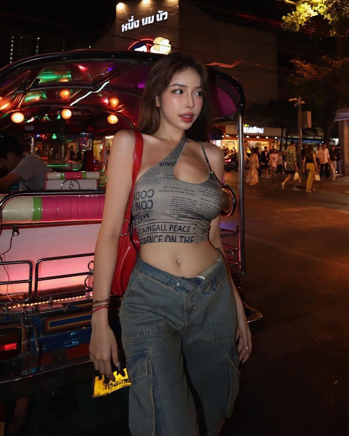 Nhờ có hình thể nuột nà, nàng hot girl thường tự làm mẫu cho những sản phẩm mới của shop kinh doanh do mình làm chủ.