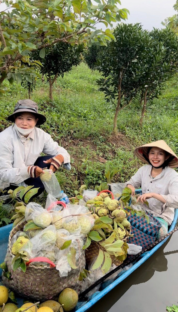 Thái Thuyên và Trần Thanh Liêm (SN 1997, quê Vĩnh Long) quen nhau từ khi đang là học sinh cấp ba. Thuyên lần đầu gặp mẹ chồng - bà Nguyễn Thị Chúc (SN 1974) tại một buổi văn nghệ của trường và tạo được thiện cảm bởi sự ngoan hiền, lễ phép. Năm 2017, Thuyên theo bạn trai về ra mắt. Mẹ chồng tương lai đã nhận định cô nàng là con gái từ ngày đó.