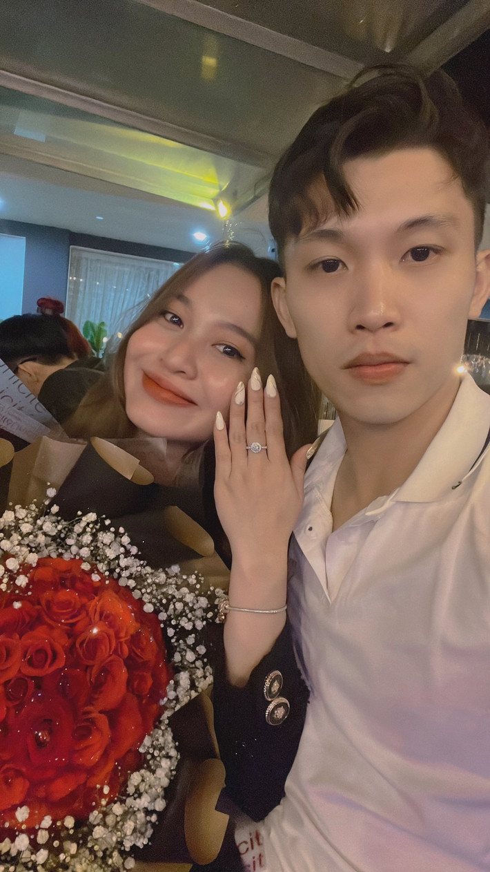 Ở phần bình luận của video, rất nhiều chị em đã vào "xin vía" để có được mẹ chồng xịn yêu thương con dâu như vậy: "Ui xin vía có mẹ chồng như vậy ạ", "tốt số quá thể thôi , xin vía xin vía", "chúc mừng em vì gặp được mẹ chồng yêu thuơng. Tui mà có con trai tui cũng cưng dâu y vậy". (Ảnh: Tiktok NV)
