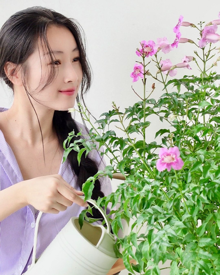 Trên trang cá nhân, Vy Xù thường đăng tải hình ảnh cuộc sống hàng ngày nhẹ nhàng, vui vẻ.