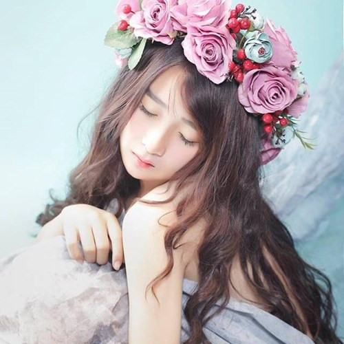 Sau khi nổi lên như một hot girl mạng, cô nàng tham gia loạt phim sitcom Học sinh Cấp III và bắt đầu bén duyên với nghiệp diễn.
